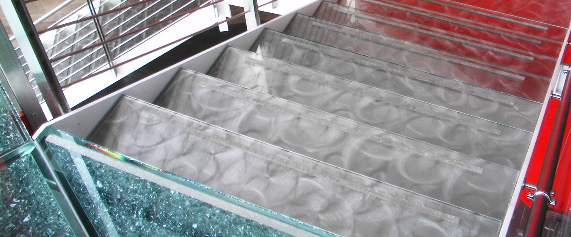 Scala con gradini realizzati in vetro calpestabile antiscivolo