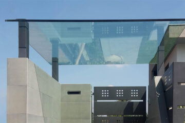 Tettoia in vetro trasparente per ingresso cancello